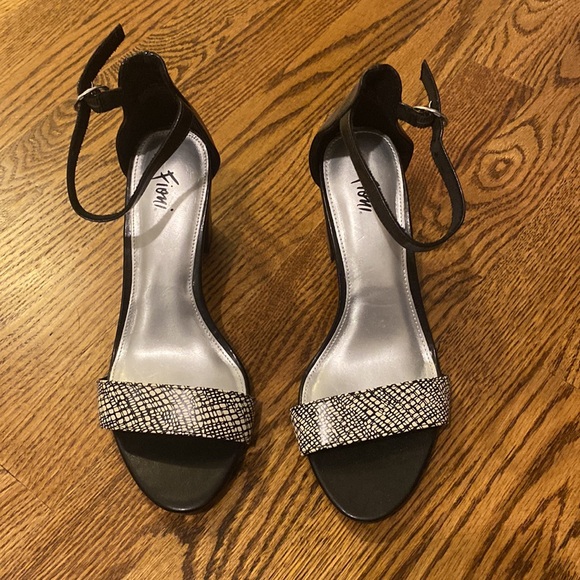 Black & white block heel - Picture 2 of 3